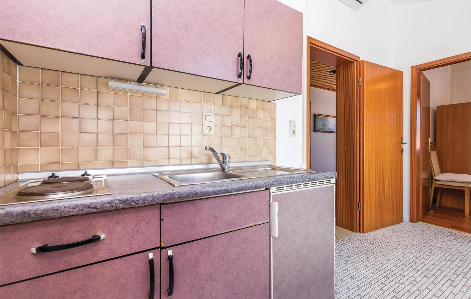 Lovely Apartment In Kampor With Kitchen Zewnętrze zdjęcie